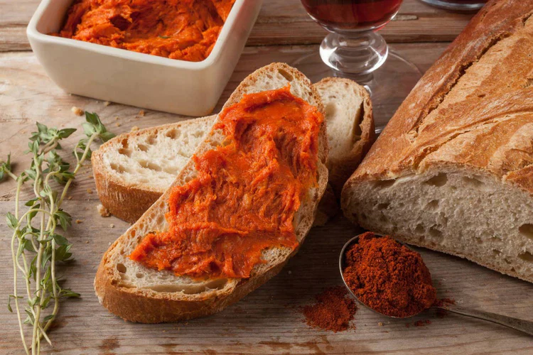 Nduja di Spilinga calabrese servita su pane caldo